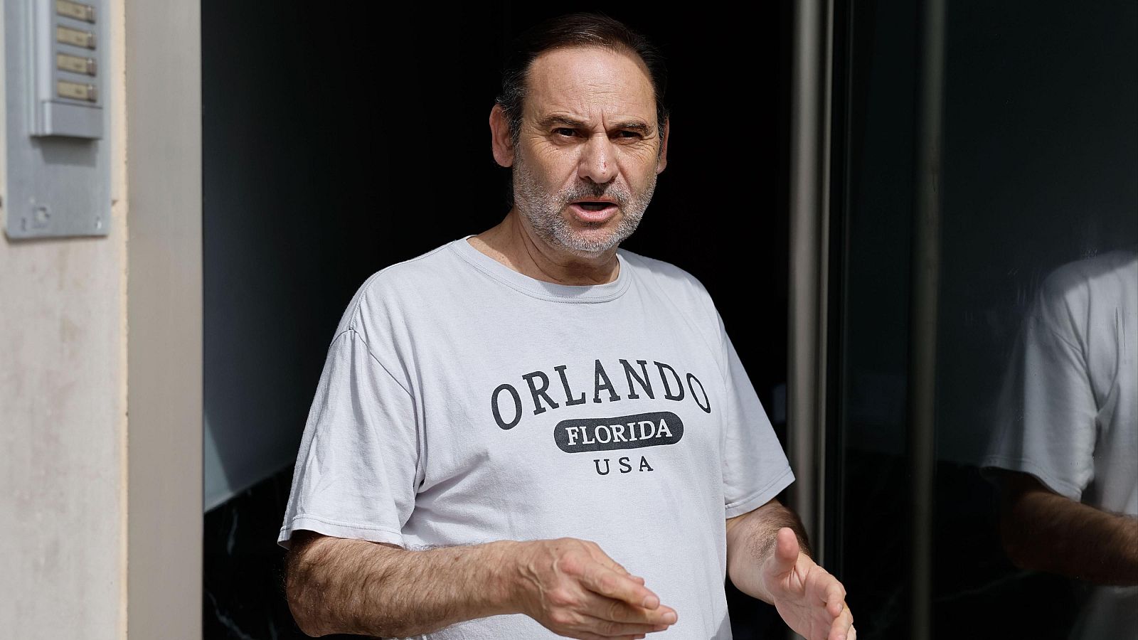 La UCO registra durante diez horas la casa de Ábalos y clona sus dispositivos - La tarde en 24h | Ver