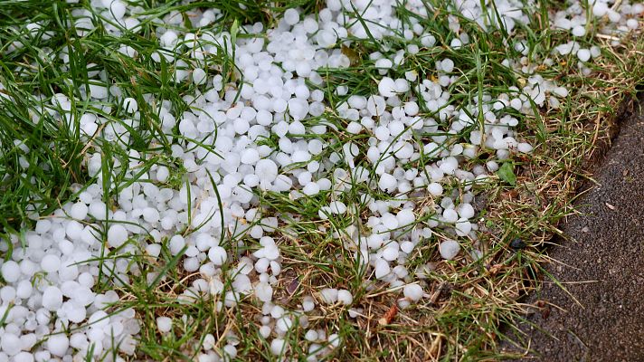 Telediario 1 - Caen 23.500 rayos en la Península y tormentas que dejan montañas de granizo en algunas comunidades