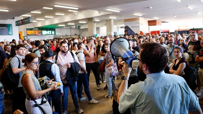 Telediario 2 - Se restablece de manera progresiva la circulación en la estación de Chamartín