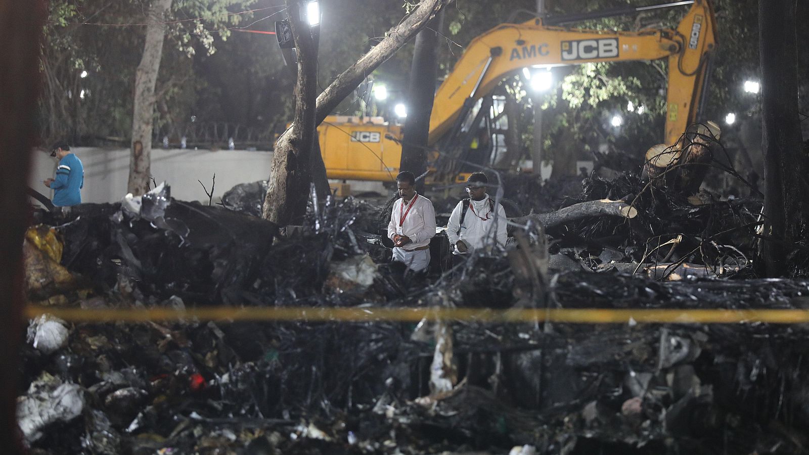 Encuentra a un superviviente en el accidente aéreo de la India | Ver