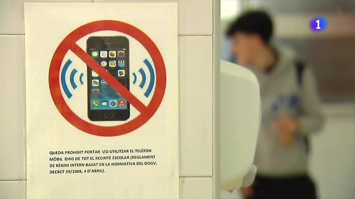 Sense mòbils a les aules a partir del curs vinent, també a l'ESO