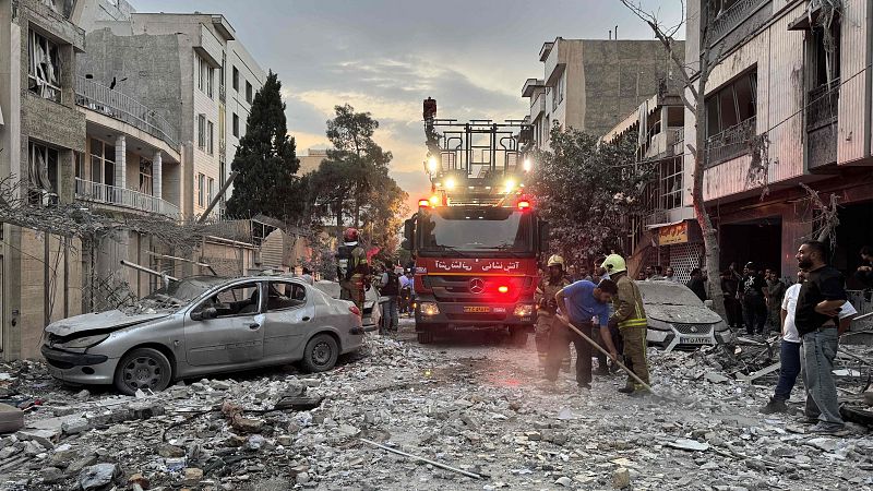 Israel ataca objetivos nucleares en Irán y golpea a la cúpula militar | Ver