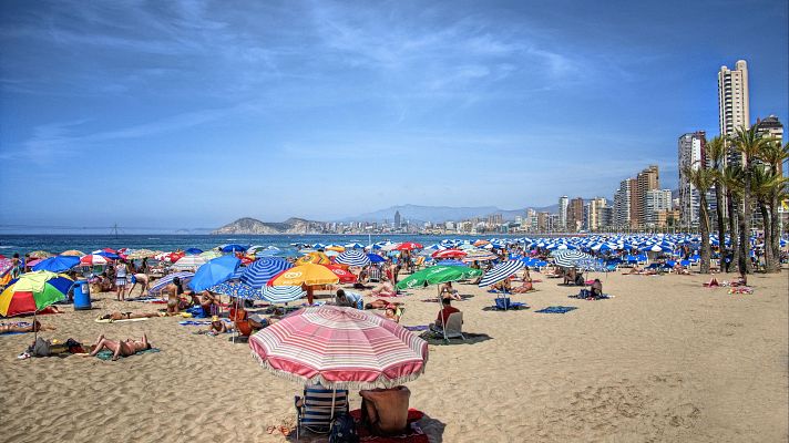 Telediario 1 - Irse de vacaciones, cada vez más caro: "No solo me fijo en dónde quiero ir, sino dónde puedo permitirme hacerlo"