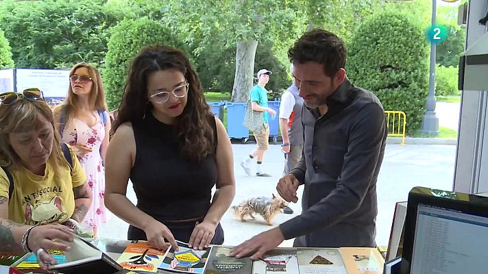 En lengua de signos - La influencer Mónica Antón, en la Feria del Libro