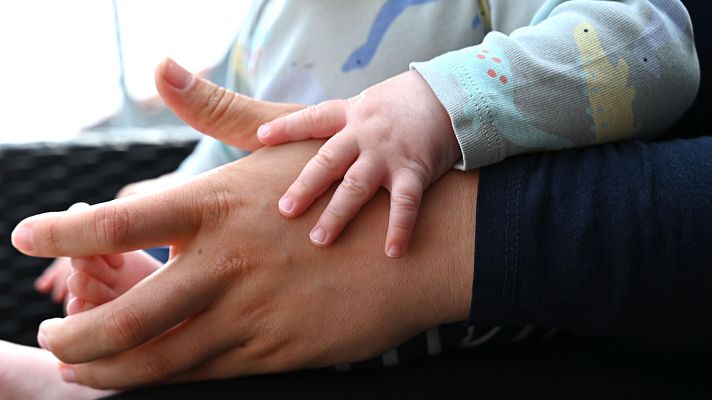 Telediario 2 - España sigue sin aplicar la directiva europea que obliga a retribuir el permiso parental de ocho semanas