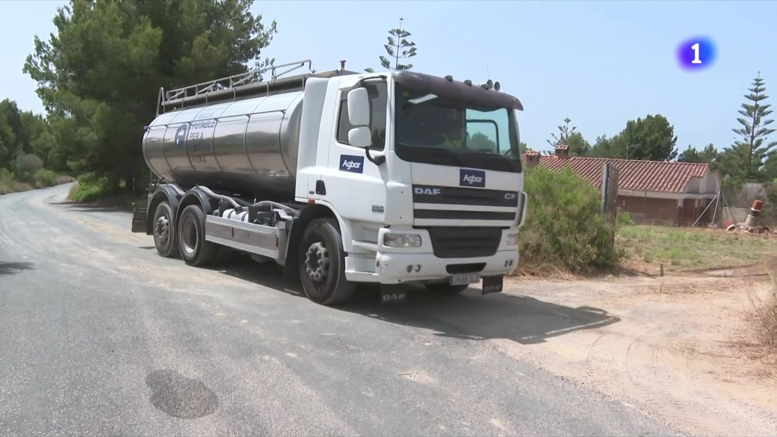Els veïns de la urbanització la Cativera, a Tarragona, reben aigua amb cisternes