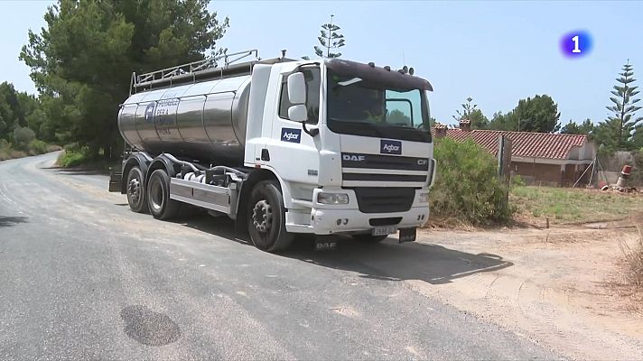Els veïns de la urbanització la Cativera, a Tarragona, reben aigua amb cisternes