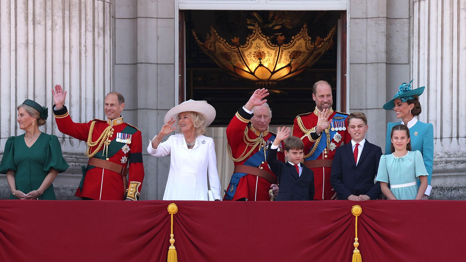 Carlos III homenajea a las víctimas del accidente de Air India | Ver