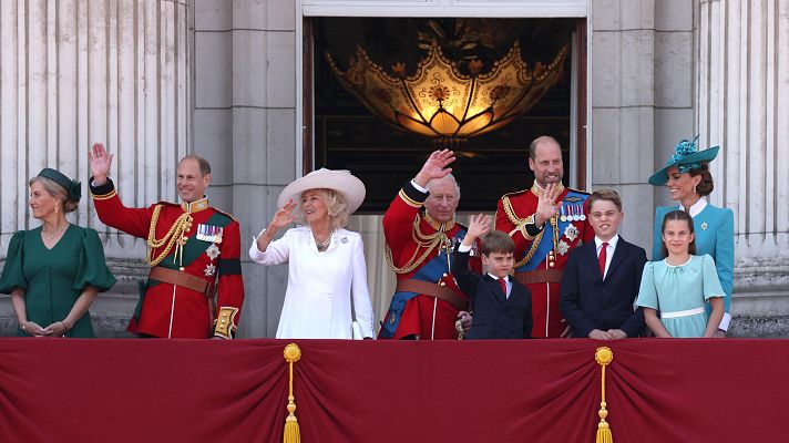 Telediario Fin de Semana - Carlos III homenajea a las víctimas del accidente de Air India en el desfile por su cumpleaños