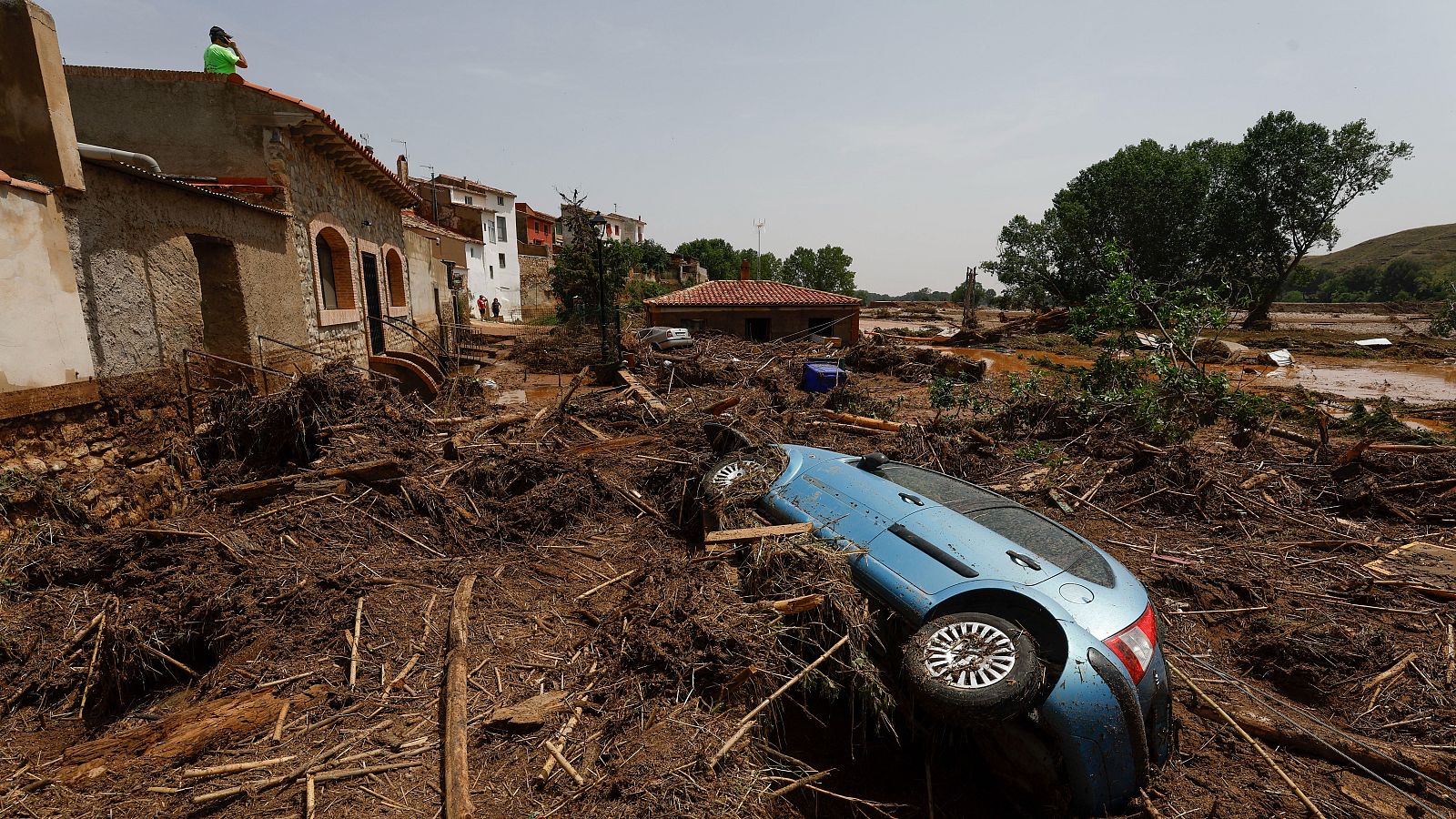 Los vecinos de Azuara caminan por el fango con el miedo aún metido en el cuerpo | Ver