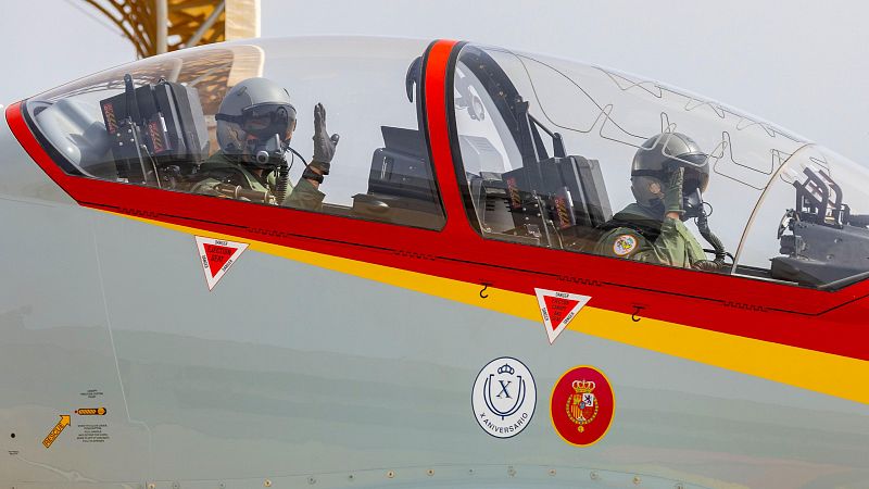 El rey prueba el avin en el que se formar la princesa Leonor - Fin de semana 24h | Ver