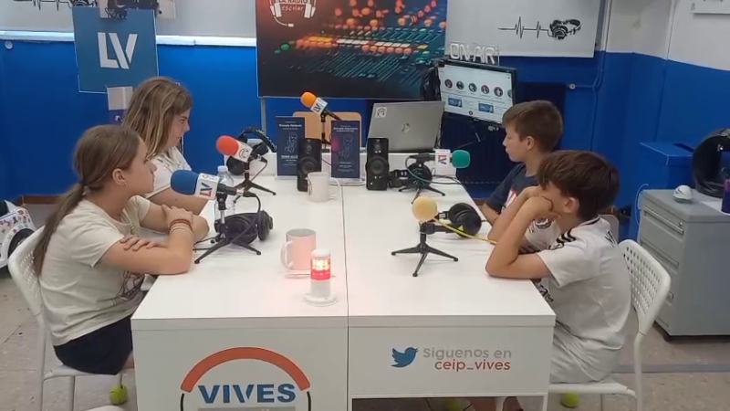 Info 5 Todo Noticias - La redacción de 'Vives la radio', del CEIP Luis Vives de Parla, escucha su informativo en Radio 5 - 13/06/25 - Info 5 Todo Noticias | Ver