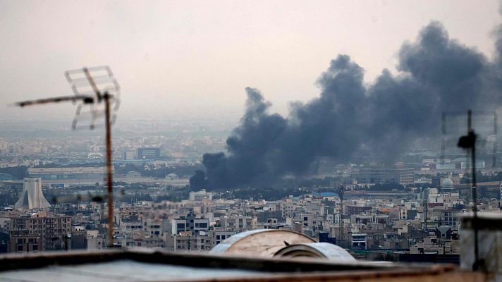 Telediario 2 - Israel bombardea la televisión estatal iraní después de ordenar la evacuación del distrito en el que se encontraba