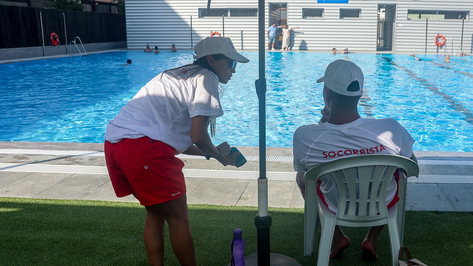 Faltan socorristas en las piscinas - Telediario 1 | Ver