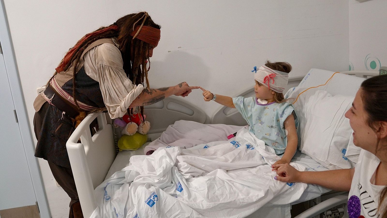 Johnny Depp visita a los niños de un hospital en Madrid | Ver