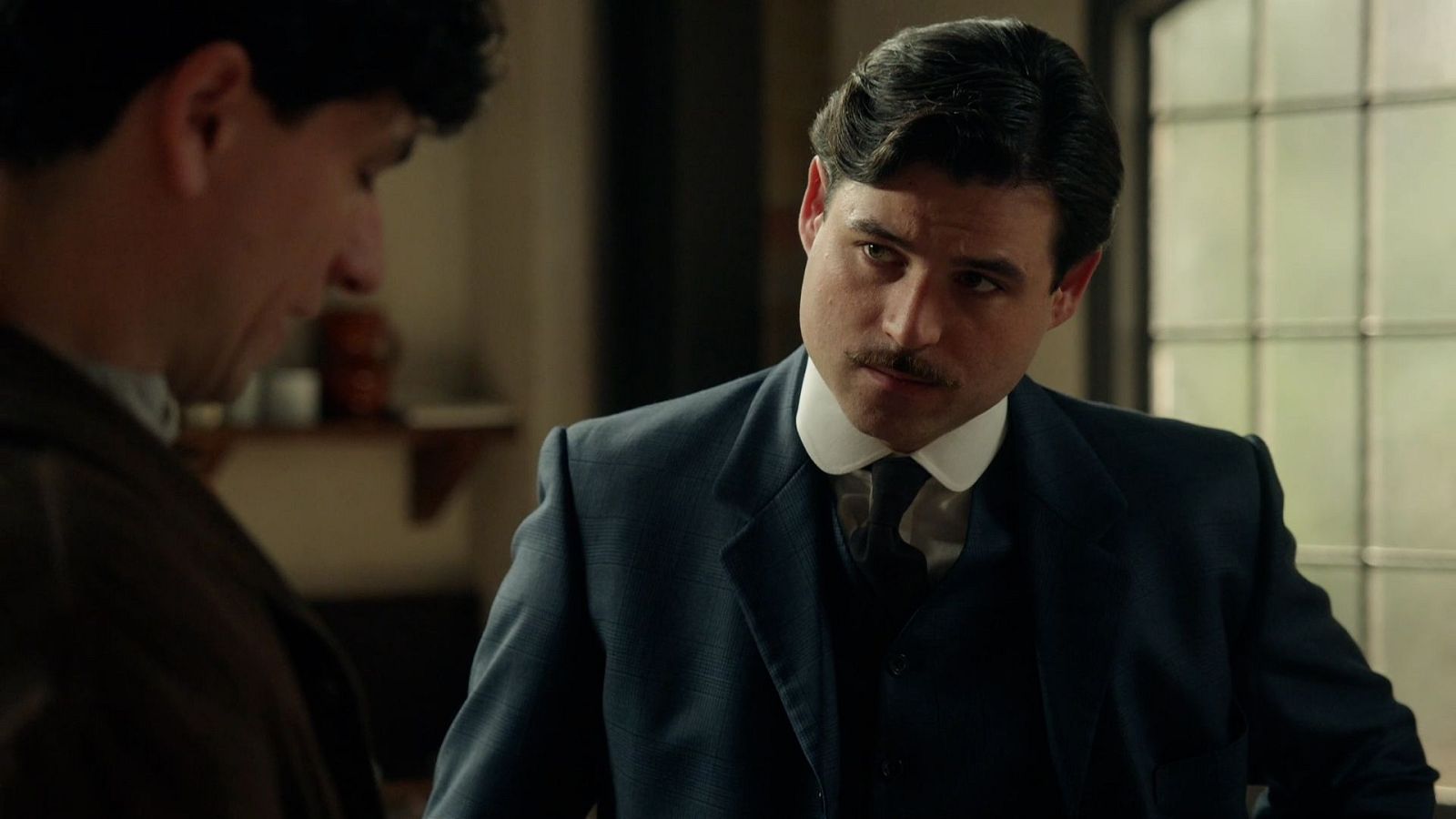 La Promesa - Manuel descubre que le están espiando