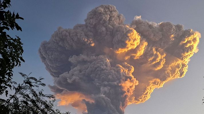 La tarde en 24h - Alerta máxima en Indonesia por la erupción del volcán Lewotobi y posibles inundaciones de lava
