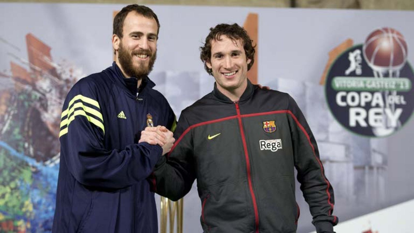 En el sorteo de la Copa del Rey de baloncesto, que se ha celebrado este mediodía en Vitoria, ojos como platos cuando salió el primer cruce: Real Madrid-Barcelona en cuartos. La fase final de la Copa se jugará en el Buesa Arena de Vitoria del 7 al 10 