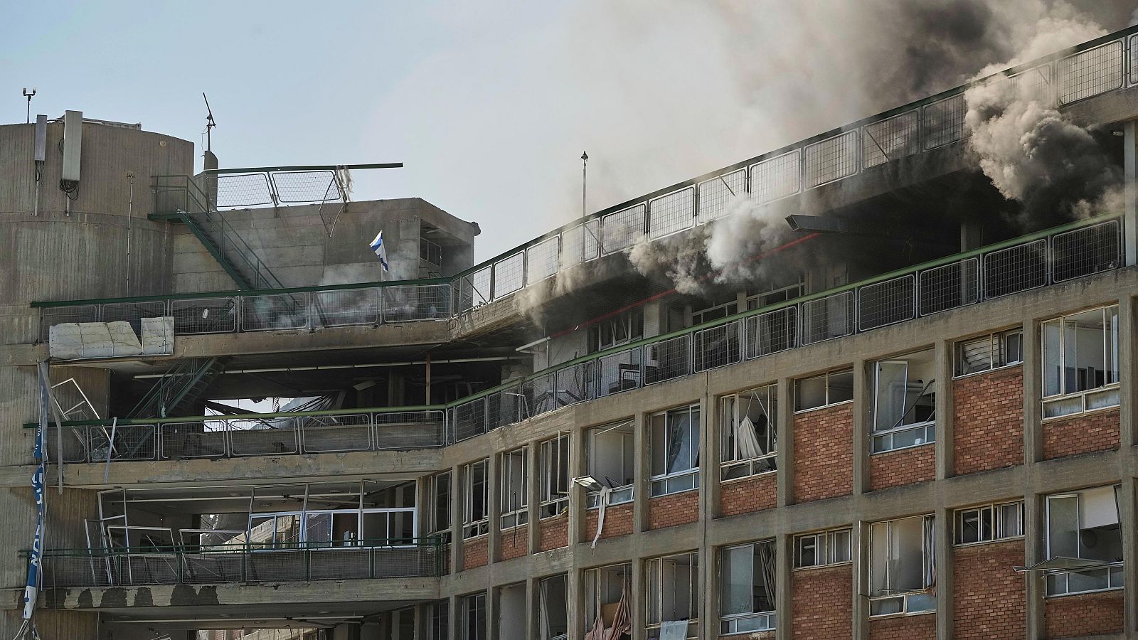 Irán lanza un misil sobre un hospital israelí - Informativo 24h | Ver