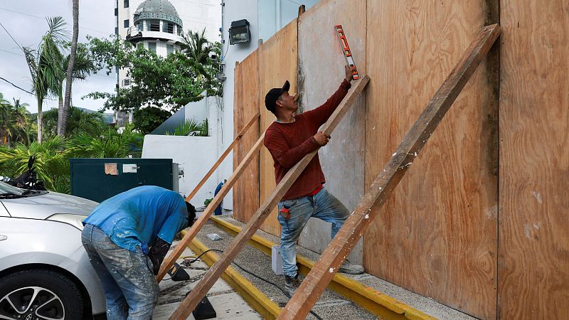 El huracán Erick, de categoría 4, amenaza la costa Mexicana - Informativo 24h | Ver