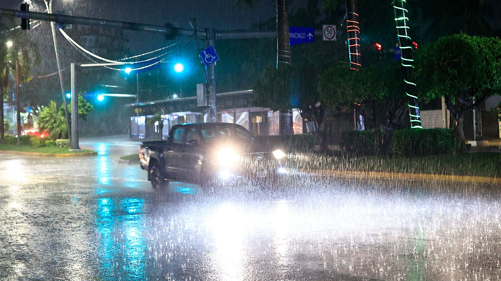 El huracán Erick toca tierra en México sin víctimas - La tarde en 24h | Ver