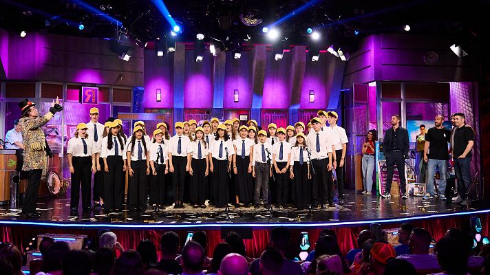 La Revuelta | El coro Las Veredas canta \"Como Camarón\" de Estopa - La Revuelta | Ver