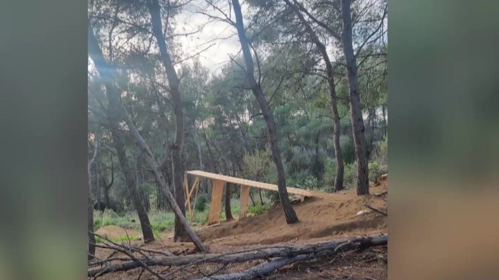 Ciclistas de Barcelona colocan rampas ilegales para saltar una carretera de dos carriles abierta al tráfico - Mañaneros 360 | Ver