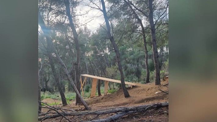 Mañaneros 360 - Ciclistas de Barcelona colocan rampas ilegales para saltar una carretera de dos carriles abierta al tráfico