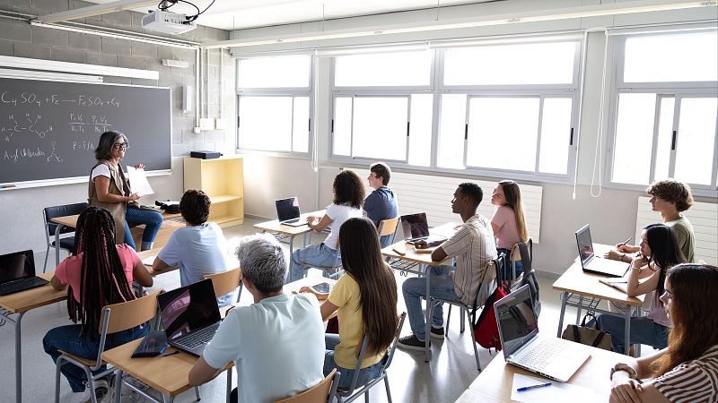140.000 aspirantes se examinan este sábado a las oposiciones para profesorado - Telediario 1 | Ver