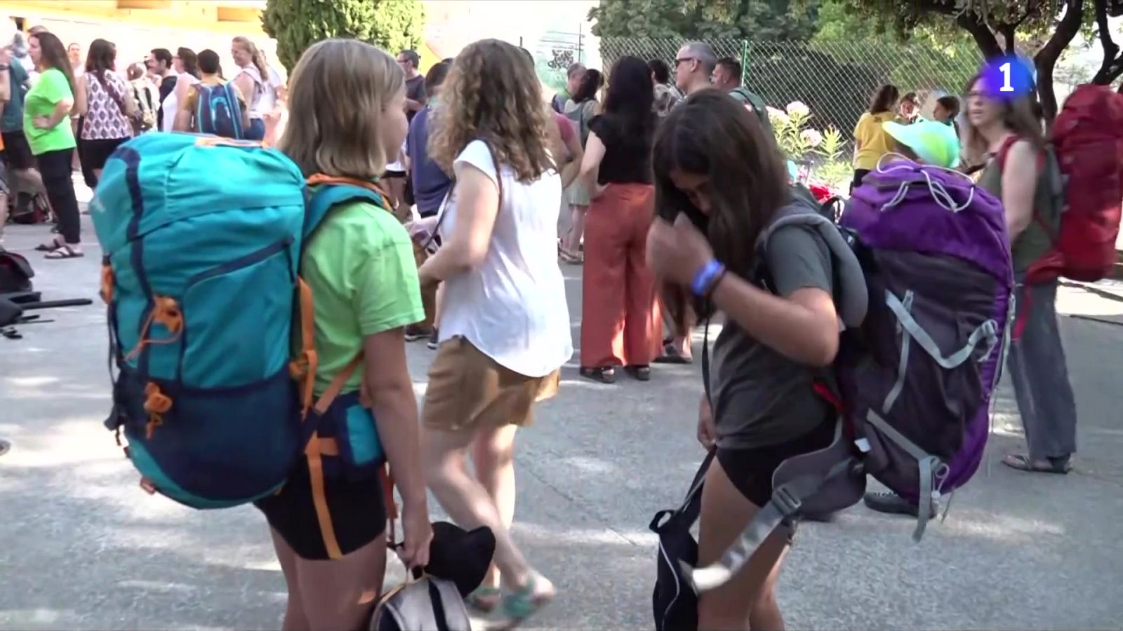 Els infants inicien les vacances marxant de colònies - L'Informatiu | Veure