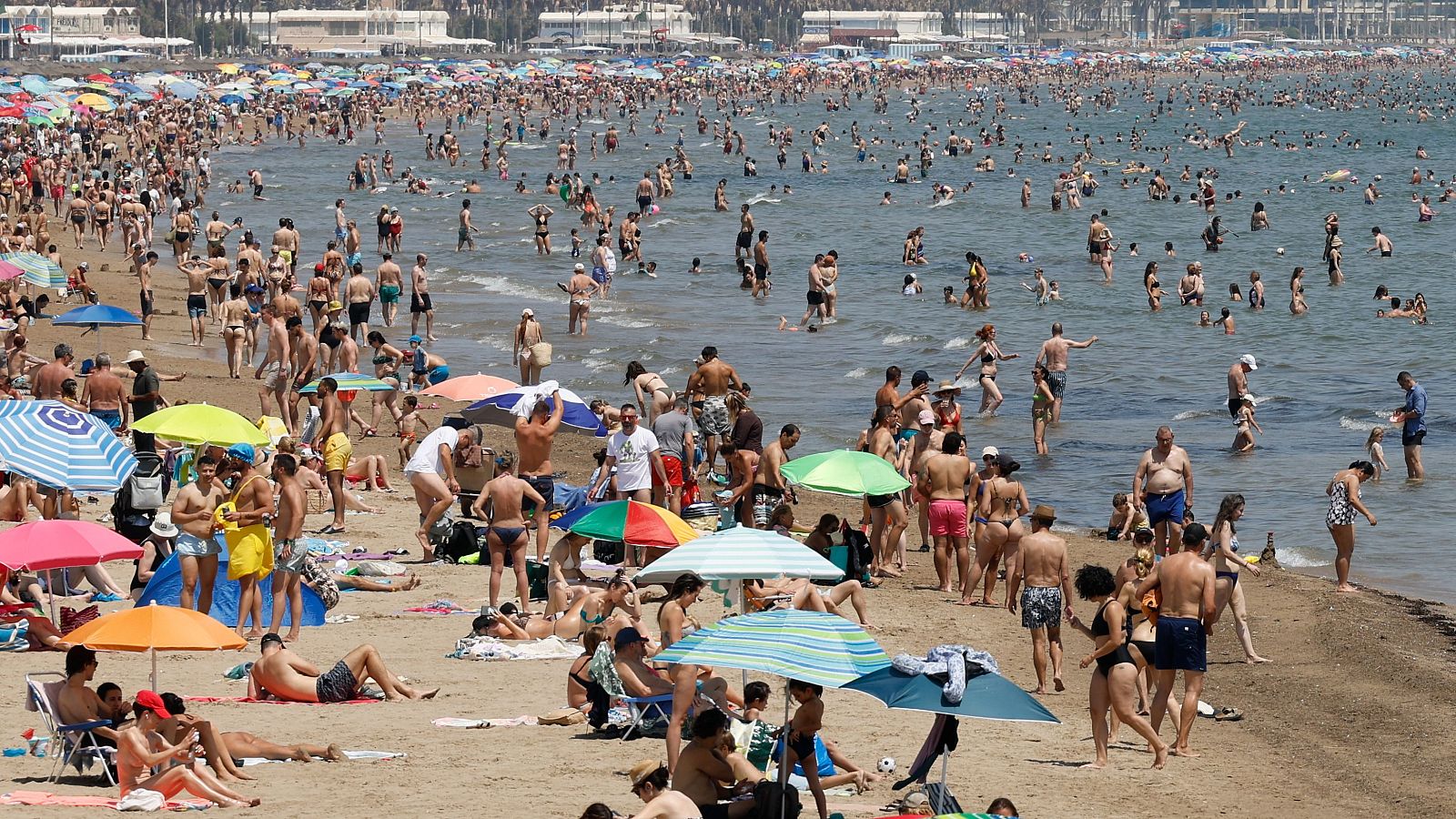 Amanece el primer día oficial de verano tras otra noche sofocante | Ver
