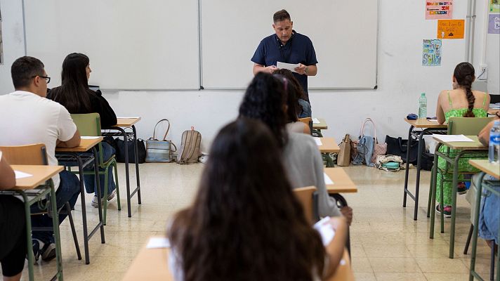 Telediario Fin de Semana - Casi 140.000 opositores optan a más de 20.000 plazas para los cuerpos docentes en casi toda España