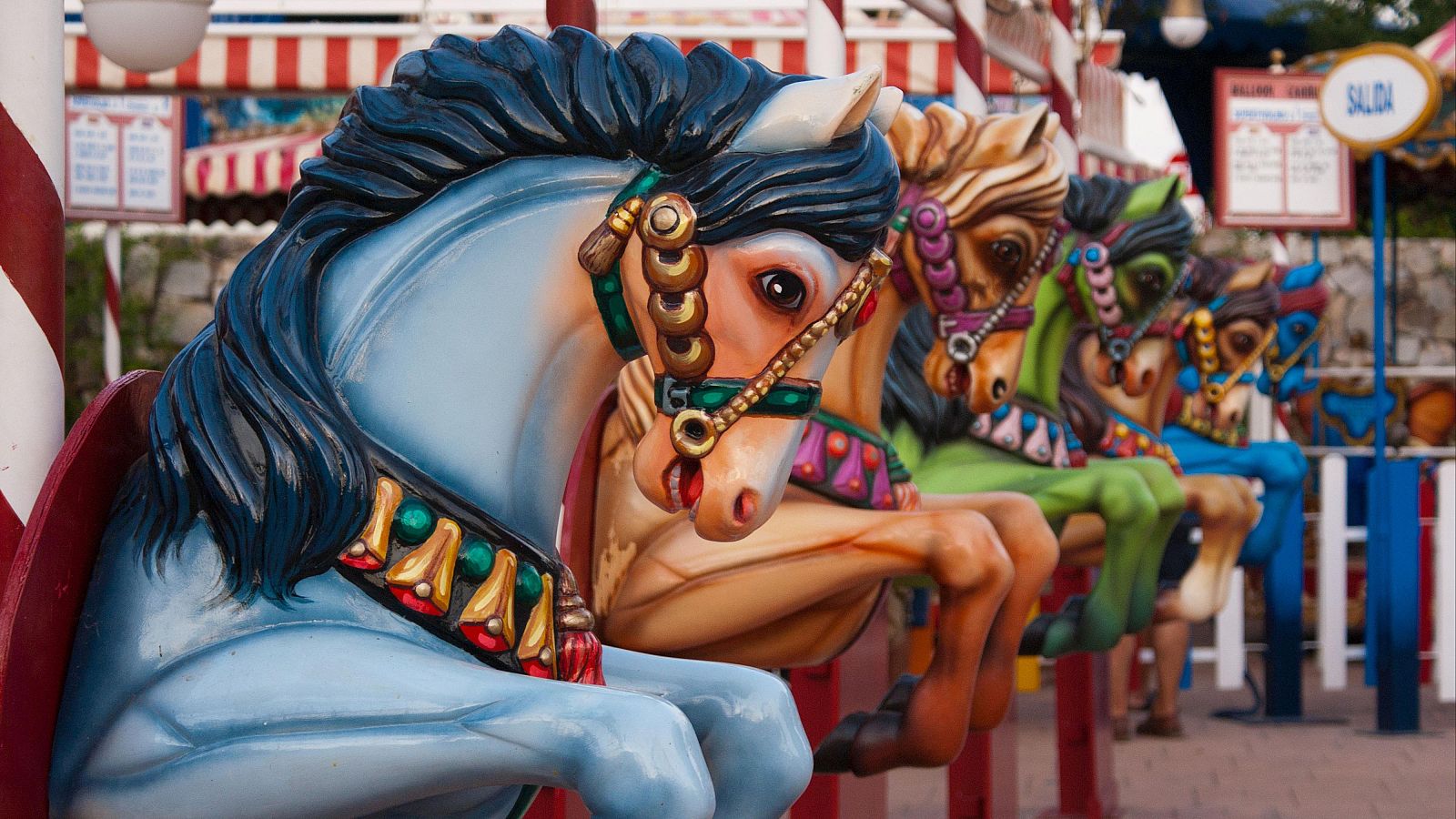 Un día con los trabajadores del Parque de Atracciones Tívoli | Ver