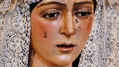 Las pestaas de la Virgen de la Macarena, recin restauradas, crean polmica y descontento. | Ver