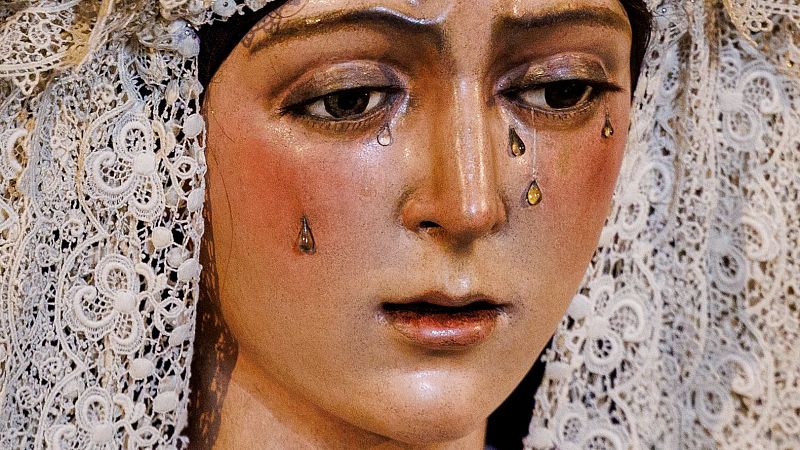 Las pestañas de la Virgen de la Macarena, recién restauradas, crean polémica y descontento. | Ver
