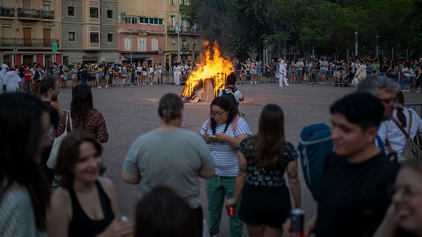 Miles de personas se preparan para saltar el fuego de la Noche de San Juan - Telediario 1 | Ver