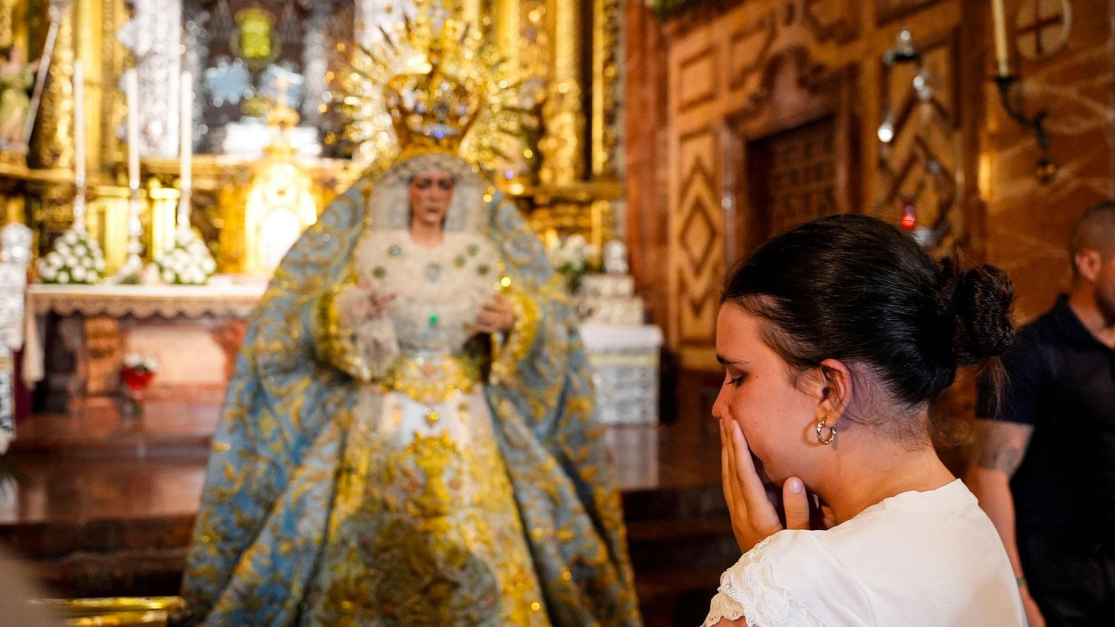 La restauración de la Macarena causa polémica entre los fieles | Ver
