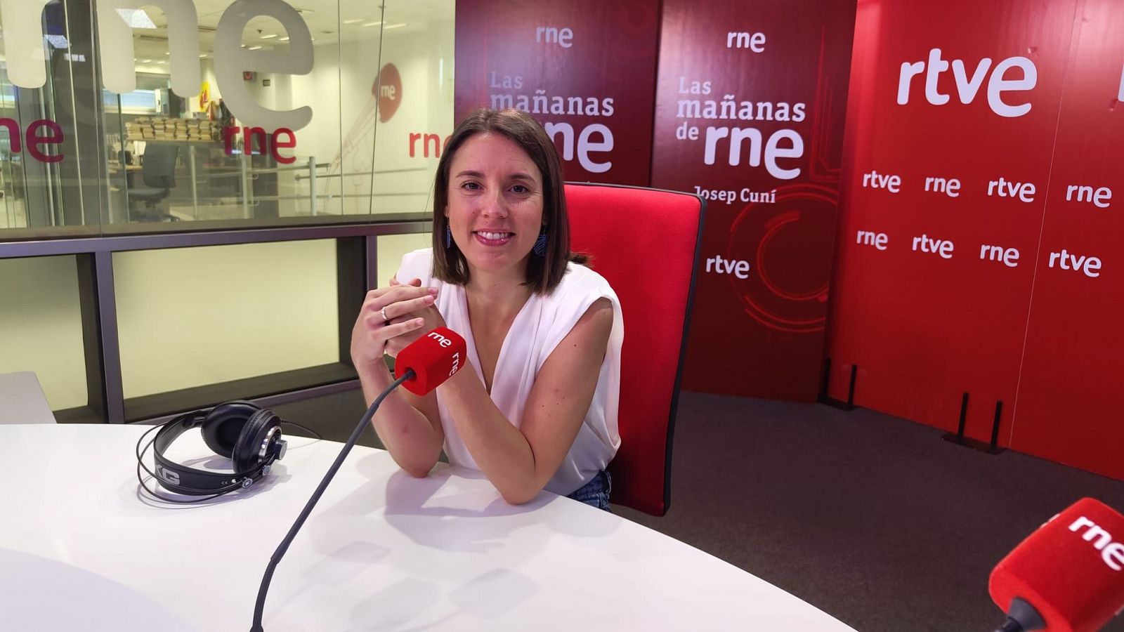 Irene Montero, eurodiputada: "Pedro Sánchez, igual que Aznar, se está haciendo su propia foto de las Azores con Trump, Meloni y Von der Leyen" - Escuchar ahora
