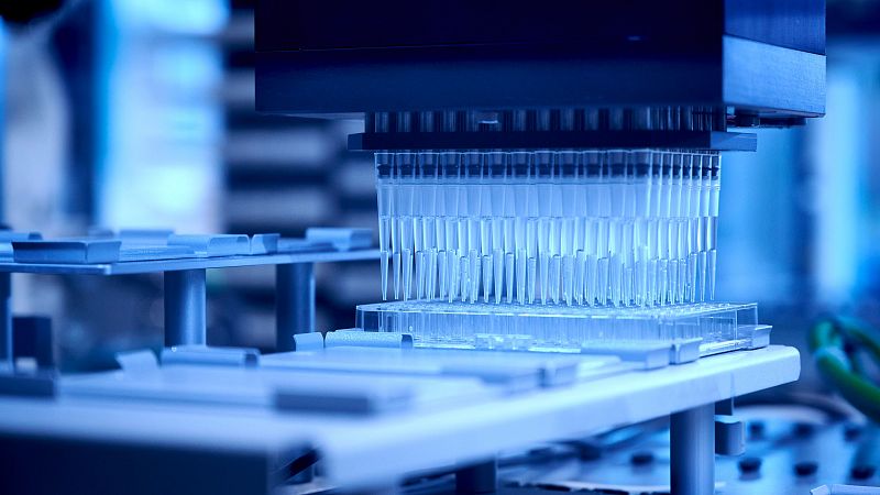 Descubren una bacteria que convierte el plástico en paracetamol - Telediario 1 | Ver