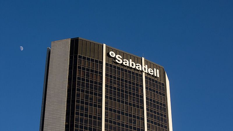 El Gobierno da luz verde a la opa del BBVA sobre el Sabadell - Telediario 2 | Ver