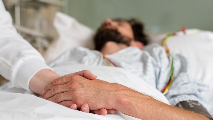 Telediario 2 - Cuatro años después de la ley de eutanasia, asociaciones y familiares piden más agilidad