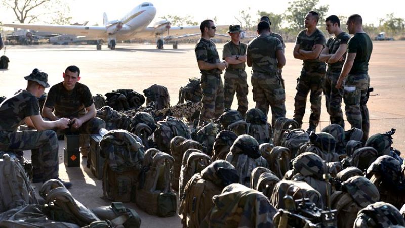 Hollande asegura que la intervención militar francesa en Mali podría prolongarse una semana 
