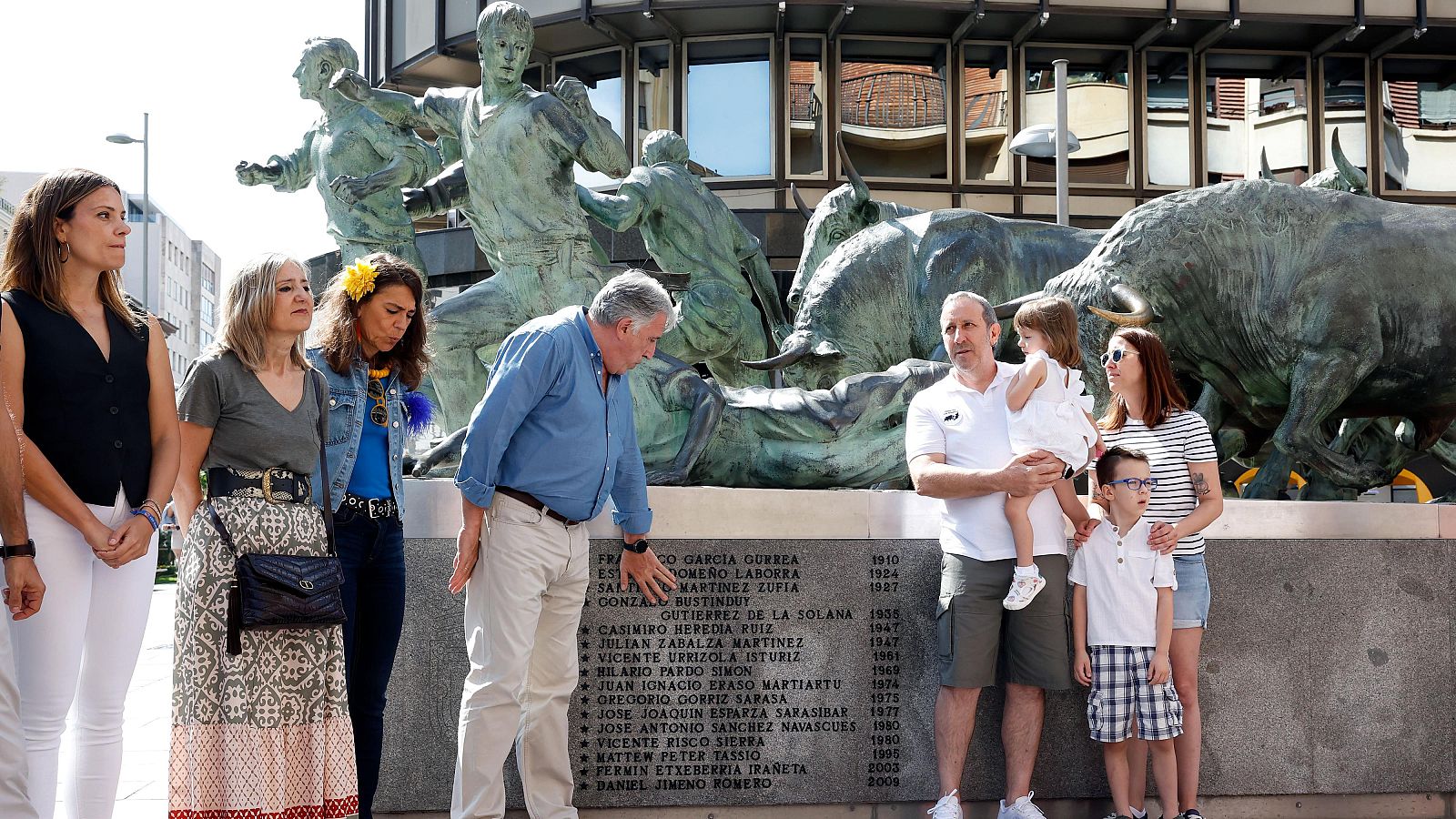Pamplona homenajea a los corredores fallecidos en los encierros | Ver