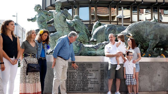 San Fermín - Pamplona graba los nombres de los corredores fallecidos en los encierros