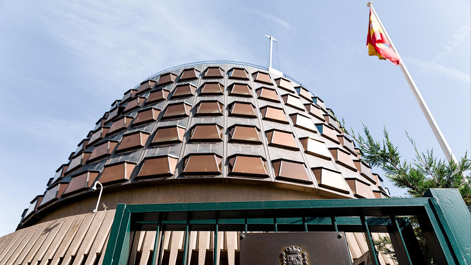 PP y Vox cargan contra el Constitucional por avalar la ley de amnistía - Telediario 1 | Ver