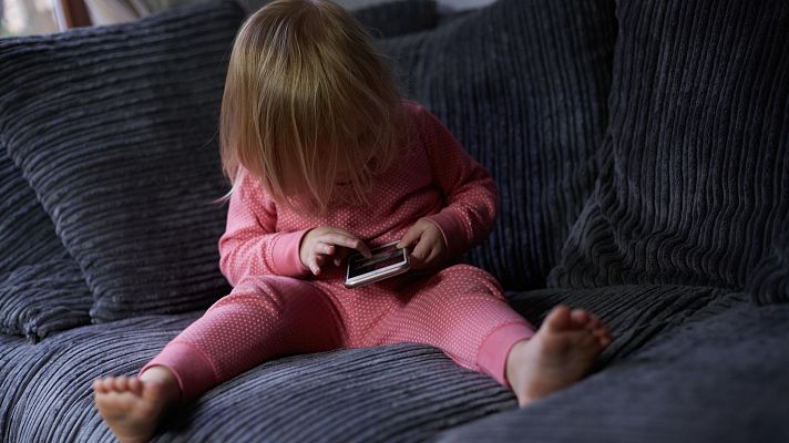 Telediario 1 - Abuso de pantallas: afecta al sueño, la ansiedad o el estrés e incita a la adicción, sobre todo a los más jóvenes