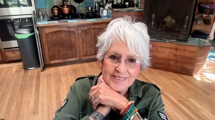 Página Dos - La poesía de Joan Baez, reunida en un libro