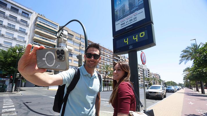 Telediario Fin de Semana - Diez comunidades en aviso naranja: "Con la 'calor' no se puede, es que son 40 grados"