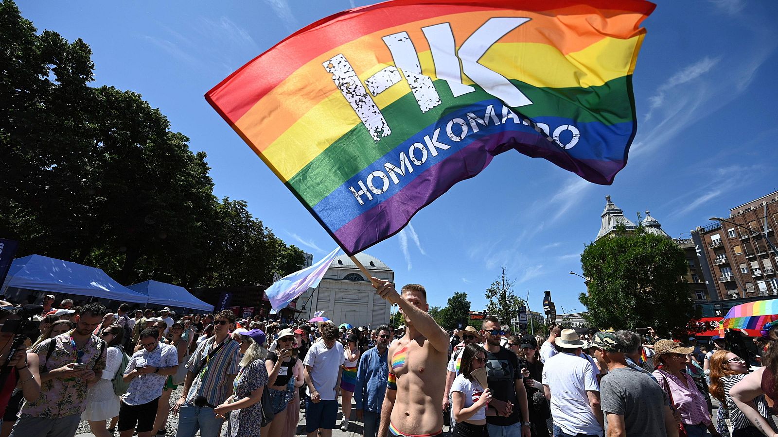 Miles de personas desafían el veto de Orbán al Orgullo de Budapest | Ver