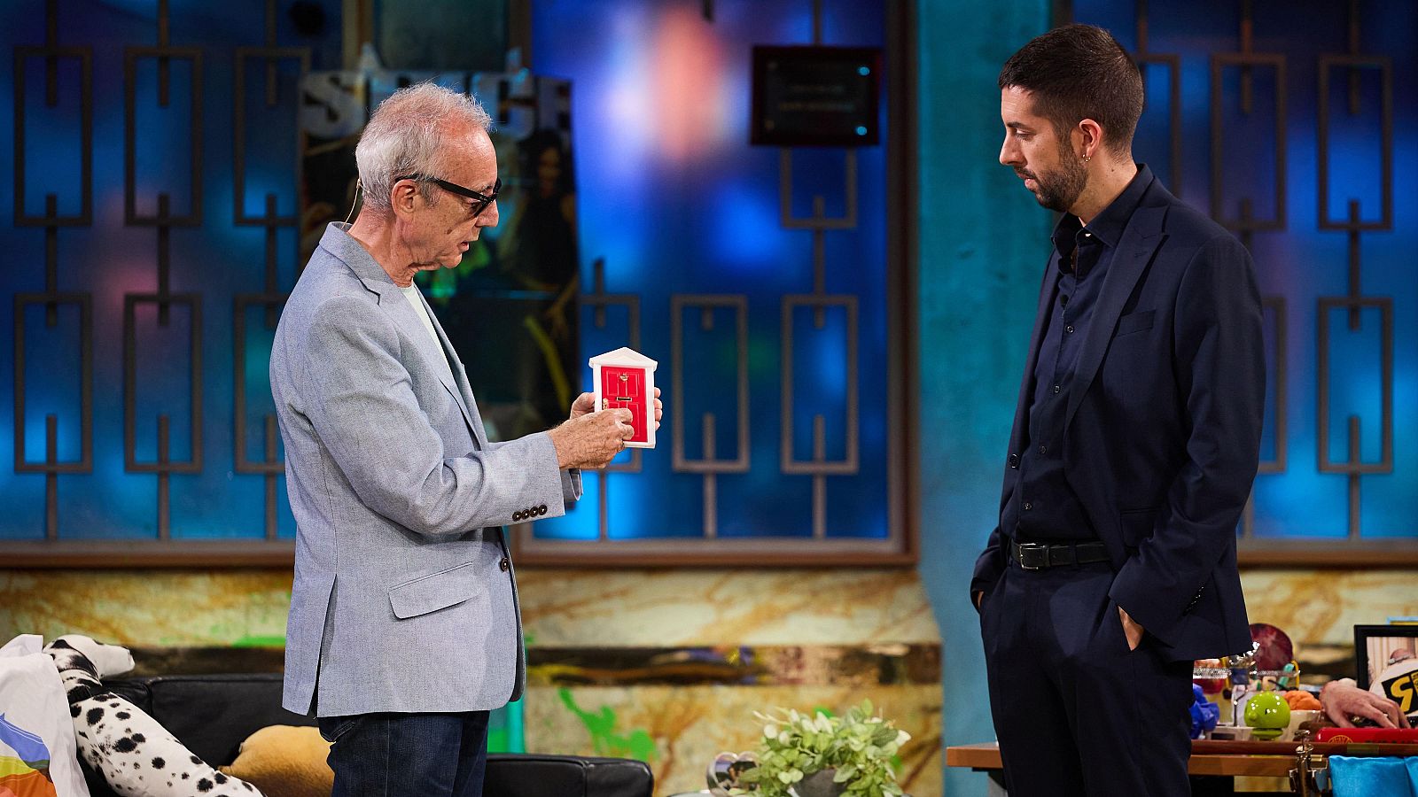 La Revuelta | El amor de Millás por las puertas y los pasillos - La Revuelta | Ver